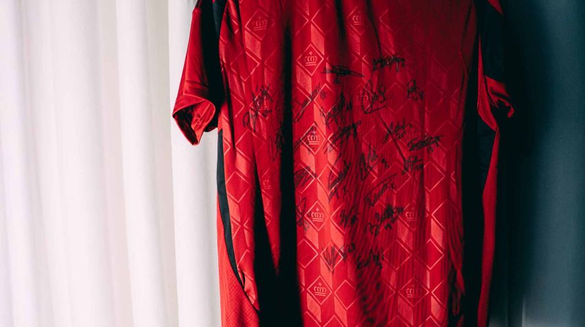 插图2–赢取红魔五件签名球衣中的一件和一张终身黄金季票！–比利时球队中文站