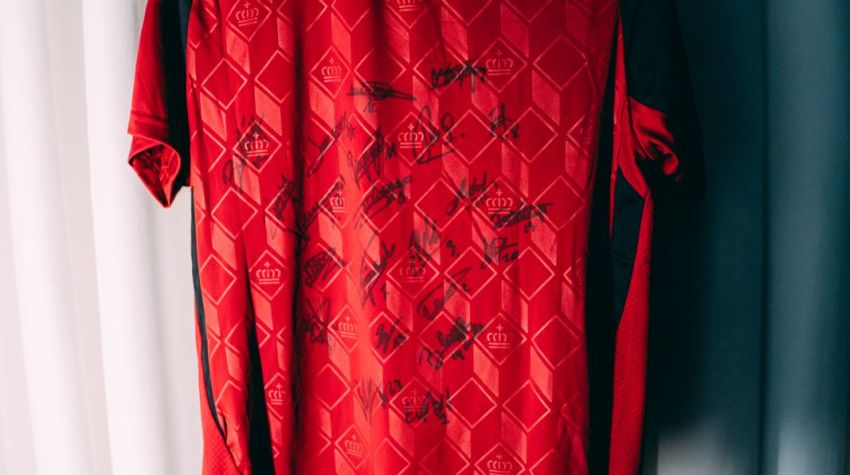 插图3–赢取红魔五件签名球衣中的一件和一张终身黄金季票！–比利时球队中文站