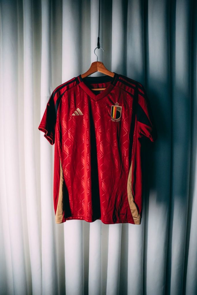 缩略图–赢取红魔五件签名球衣中的一件和一张终身黄金季票！–比利时球队中文站